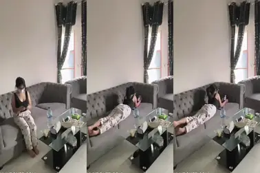 Dokumentasi Gadis Cantik Bersantai Di Ruang Tamu